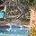 Marianne erholt sich am Pool