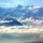 Flug über die verschneiten Berge Europas