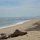 der Strand ist menschenleer aber etwas dreckig