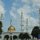 riesige weiss Moschee bei Verkehrs-Kreisel bei Einfahrt in die Stadt