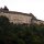 altes Schloss oder Burg auf den Hügeln an der Donau