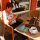 Marianne hat in der Stadt schon ein Café mit Internet gefunden