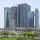 modernes Dubai mit Hochhäusern, Metro und Grünanlagen