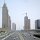 Stadt-Autobahn in Dubai Media City, links die Al Kazim Towers (je 265 Meter hoch)