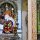 Hindu-Priester an einem Altar