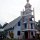 grosse Kirche im kleinen Dorf