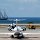 alter Zweimastsegler hinter den modernen Business-Jets