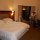 froh in unserem Hotelzimmer nach einem anstrengenden Tag