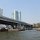 Schlepp-Transport mit Lastkahn unter der Taksin-Brücke