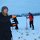 Löcher werden in die Eisdecke gebohrt