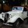 Oldtimer-Gabriolet beim Restaurant