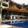 Swimmingpool mit Hotelbar