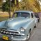 Holguin <br />Oldtimer-Auto vor dem Flughafen