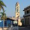 Trinidad <br />'Plaza Mayor' mit Blick auf den Turm des 'Convento de San Francisco de Asis'
