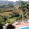 Vinales und Umgebung <br />Blick aus unserem Zimmer im Hotel Los Jazmine über Swimmingpool und die hügelige Landschaft