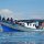 Bauarbeiter werden per Boot nach Siladen-Village gebracht
