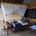 zusätzliches Bett mit Moskitonetz auf der Terrasse