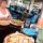Pizza zum Abendessen an der Sunset-Bar im Hotel