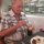 beim Dessert nach dem Show-Dinerbuffet