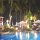 Hotel-Poolanlage bei Nacht