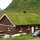 viele Hausdächer sind mit Gras bewachsen