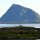 Berge, grünes Land und Wasser
