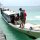 das Tranfer-Boot von Raja4Divers legt am Steg vom Waiwo-Resort an