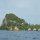 der Berg von 'Pulau Pef' mit Bungalows von 'Raja4Divers'