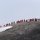 die Wanderungs-Gruppe in Reih und Glied auf dem Berg