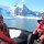 Expeditionsleiter Chris hat einen Gletschereis-Brocken aus dem Wasser geholt