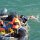 einige Gäste und Crew-Mitglieder wagen einen Sprung ins arktische Wasser
