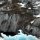 Eisberg vor dem dunklen Felsen neben dem Gletscher