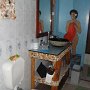 in unserem originell eingerichteten Badezimmer werden wir bei der Morgentoilette von einer Südsee-Insulanerin beobachtet