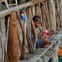 ein Fiji-Knabe geniesst seinen Drink
