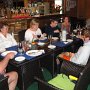 eine international gemischte Gruppe trifft sich zum Abendessen