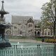 Fasanen-Brunnen beim Eingang zum Botanischen Garten, dahinter das Canterbury-Museum