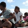 einheimische Kinder geniessen die Bootsfahrt