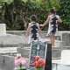 Kinder spielen auf dem Friedhof<br />					