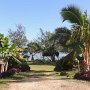Blick durch die Hotelanlage aufs Meer<br />					