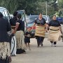 die typische Sonntagskleidung der Tonga-Frauen : geflochtene Bast-Überröcke