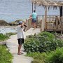 die Wal-Beobachtungsplattform vor dem Hotel Hideaway<br />					