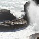 wie ein Geysir brandet das Meer an die Felsen