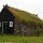 typisches altes Haus mit grasbewachsenem Dach
