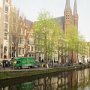 Kirche spiegelt sich im Wasser der Gracht